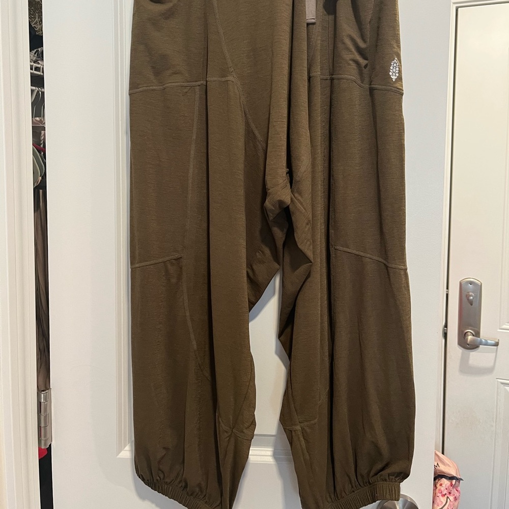 Free people army green Harem pants. Never worn. Size L. Perfect condition.